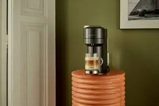 Система Vertuo включает в себя технологию Nespresso Centrifusion™, которая объединяет центробежную силу и инфузию во время…