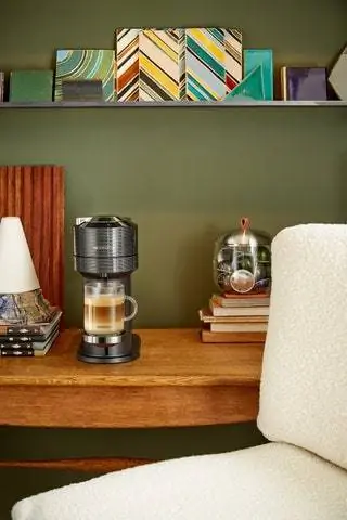 В студии Nespresso Sierra De la Higuera с новой системой Vertuo. Кофе, заваренный Reverso - один из тех, которые…