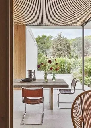 В столовой стулья Cantilever MR10 от Mies van der Rohe, купленные на аукционе Casi Todo на Ибице, деревянный стол…