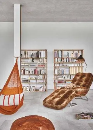 Деревянный книжный шкаф Off Cut от Nathan Yong для Living Divani в Box 3 Ibiza, лампа Dino от Gong и мягкий шезлонг…