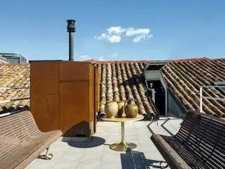 На террасе над антресолью скамейки и металлический стол, купленные хозяевами у антиквара.nbsp