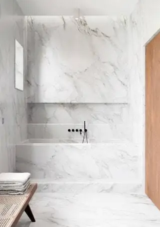 Стены были покрыты мрамором Calacatta Стены были покрыты мрамором Calacatta