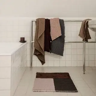 Ferm Living делает ставку на геометрическую эстетику Баухауза, но в пыльных тонах