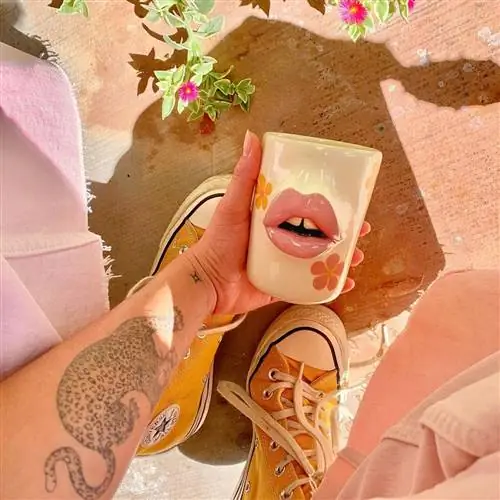 ХУДОЖНИК, помешанный на ГУБАХ, которые охватывают INSTAGRAM