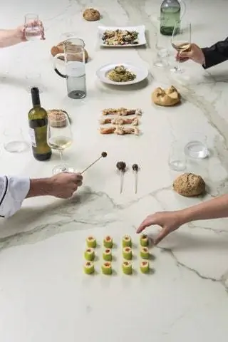 Столешницы SapienStone Active Surfaces™ устраняют присутствие загрязняющих веществ в присутствии света
