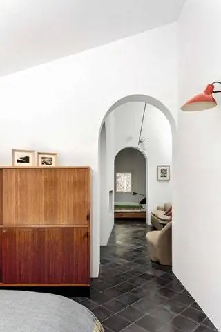 Спальня с кроватью E15 Pardis и буфетом Florence Knoll 50-х годов