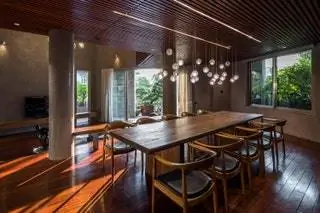 Вьетнамская студия Vo Trong Nghia Architects хотела спроектировать дом, в котором люди могли бы жить в гармонии…