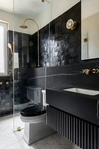 В ванной черная плитка от Cl Tile и бра от Apparatus