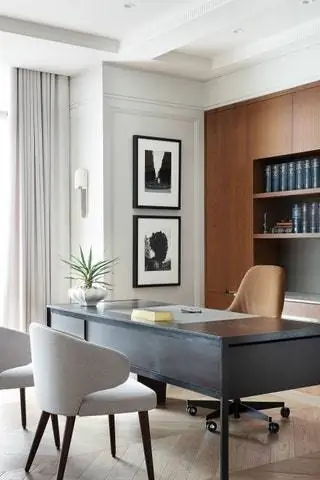 В офисе есть стулья Minotti, шкафы из орехового дерева, детали из полированного никеля и пол из белого дуба