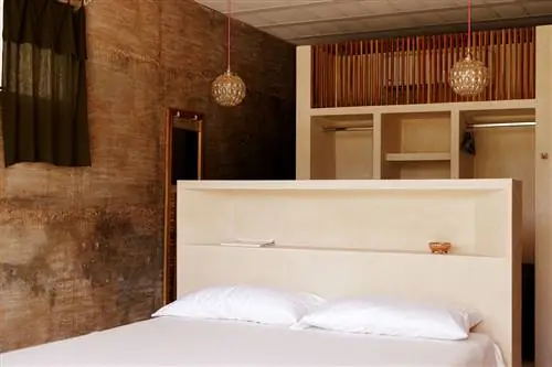 Гостиничный номер Casa Galopina с кроватью и белыми простынями