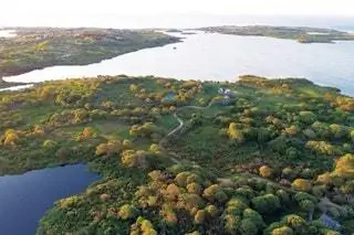 Бывшей первой леди нужно было место рядом с морем, ее большой страстью, а также среди пышной природы