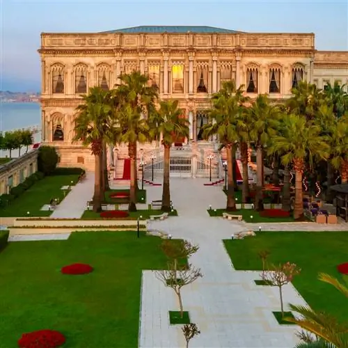 Знаменитый стамбульский отель Ciragan Palace Kempinski сияет на берегу Босфора