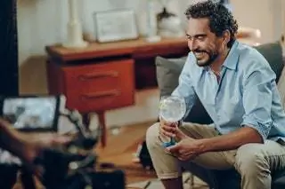 По его словам, его руки вдохновились «бутылкой Bombay Sapphire и Алисой в стране чудес», и однажды…