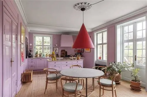 В доме дизайнера стены ярко-сиреневого цвета от Farrow amp Ball под названием Sugared Almond