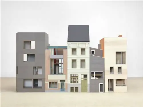 Дизайнеры хотели придать этой зоне атмосферу старинной роскоши, элегантные бархатные стулья и табуретки…