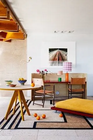 Стол Dot, откидной столик и кровать от Beanhome, ковер Kilombo Rugs, светильники от Gropius Lamps, стулья от Casa Jardín и …