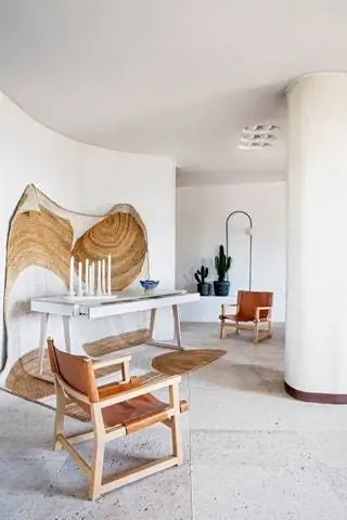 Стол Dymo от Beanhome, стулья от Casa Jardín, лампа от Gropius Lamps и ковер от Kilombo Rugs. Керамические люстры…