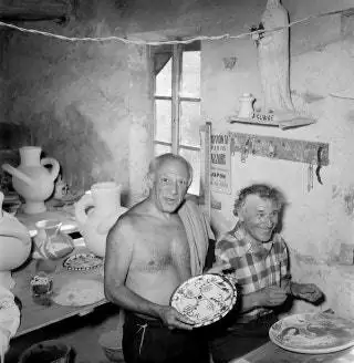 Пабло Пикассо и Марк Шагал в керамической мастерской в Валлорисе, 1948 год
