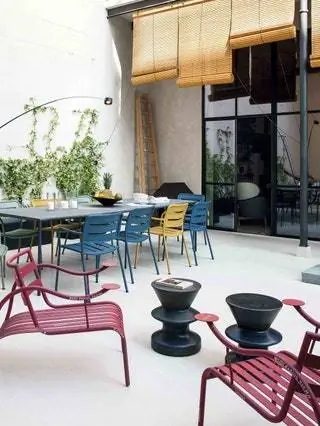 Во внутреннем дворике кресла от Джаспера Моррисона для Cappellini, табуреты от Zanotta, стол от Паолы Ленти и стулья Village от…