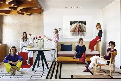 слева Кристина и Алехандра Монтеро из Kilombo Rugs София Ирибаррен держит Flex 170 от Gropius Lamps…