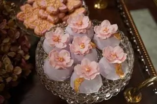 Многоярусные торты, тысячи бумажных цветов, сделанных своими руками, ткани и еще раз ткани, тонкая стеклянная посуда и детали, которые…