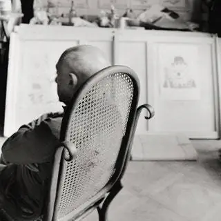Пабло Пикассо сидит в кресле-качалке Thonet в кабинете своего дома в Калифорнии