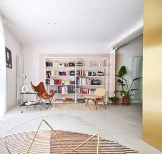 В углу гостиной видно из кухни и диван. Кресло BKF Кресло LCW от Eames под редакцией Vitra…