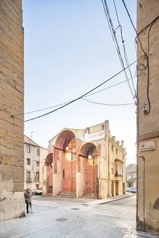 Потеря урбанистичности и обезображивание улиц стали постоянным явлением в Олоте, городе, где…