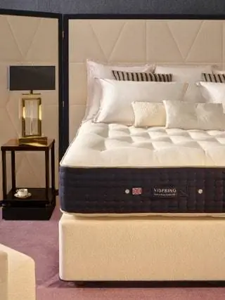 Весь ассортимент кроватей Vispring можно приобрести в магазине The Bedding Company в Мадриде по адресу Calle Castelló 57. Вон там… Весь ассортимент кроватей Vispring можно приобрести в магазине The Bedding Company в Мадриде по адресу Calle Castelló 57. Вон там…