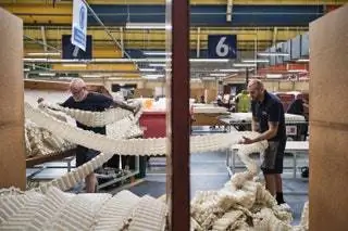 Процесс производства матрасов Vispring начинается с карманных пружин. Бренд является пионером… Процесс производства матрасов Vispring начинается с карманных пружин. Бренд является пионером…