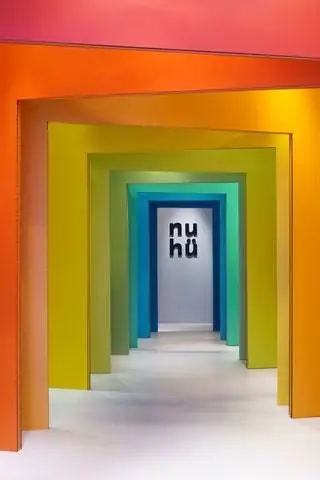 При оформлении пространства использована максимальная универсальность такого материала, как картон