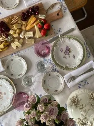 Бокалы сделаны из богемского хрусталя, подарок на свадьбу, а стаканы для воды от Zara Home. Стеклянная бутылка для…