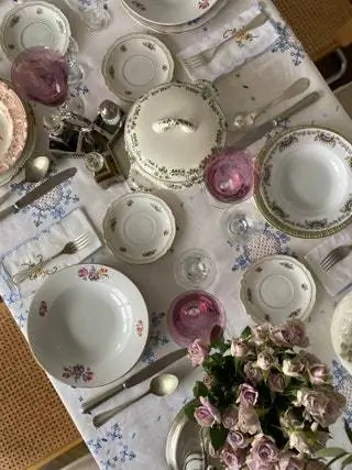 Закуска состоит из фруктов, таких как клубника, вишня и виноград с сырной доской и вкусным изысканным кремовым тортом и…