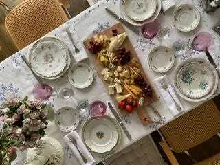 Фарфоровая или фаянсовая посуда и хрустальные стаканы. Я бы никогда не стал использовать пластиковые тарелки или чашки даже для обеденного стола…
