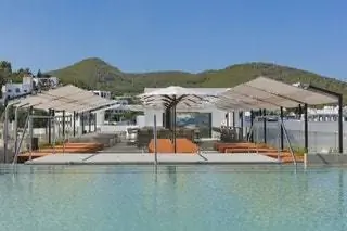 В отеле W Ibiza нам нравится все его безумие, фантазия цветов, его архитектура, основанная на Дальт-Вила, и некоторые…