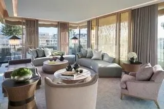 Гостиная Pavilion Suites предназначена для отдыха и развлечений с удобными диванами, просторными креслами и видами…