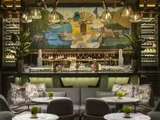 Панно расположено в баре отеля St. Regis