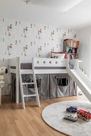 Один из детей в доме - фанат супергероев, и роль с сайта Wallpaperdirect исполнила его желание…