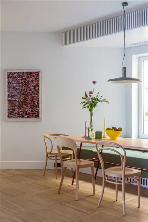Кухонный стол от Muller van Severen, окруженный стульями Thonet, и от Robert Stadler для Thonet. Желтая миска Пабло…