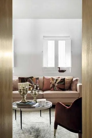 Диван-кровать с подушками из фарфора Zara Home в цвете Carina Casanovas и ковриком в цвете Zigler