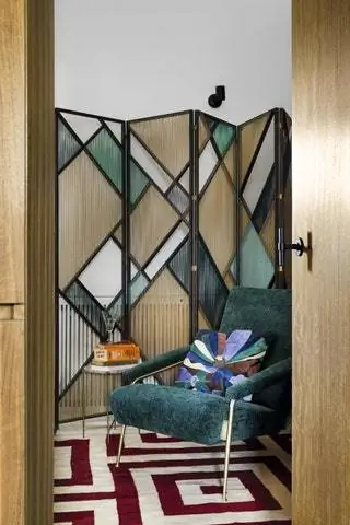 В спальне кресло D.153.1 от Gio Ponti для MolteniC в Concepto DR, журнальный столик от Zara Home, каменная ширма, хлопок и…