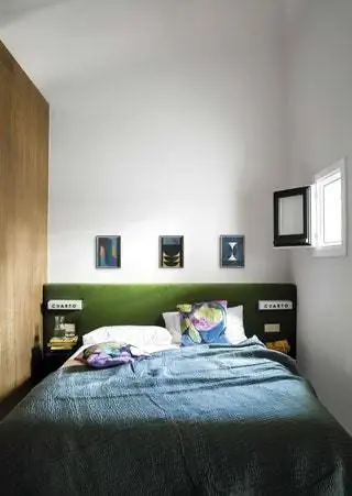 В спальне постельное белье и подушки Zara Home, войлочное изголовье по проекту архитекторов и рисунки…