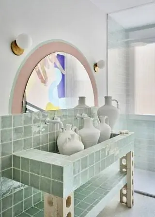 В другой из ванных комнат, оформленных плиткой от Discesur и кирпичами botijos от Kelly Deco и граффити, также работа…