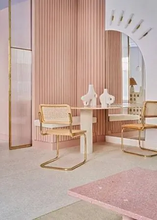 Угол, выполняющий функции столовой, ограничен кромочными панелями Orac Decor и зеркалом в виде полуарки