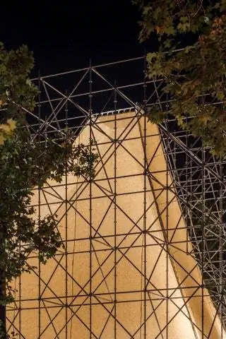 В его конструкции использованы три материала. С одной стороны, модульная структура разнонаправленных строительных лесов… В его конструкции использованы три материала. С одной стороны, модульная структура разнонаправленных строительных лесов…