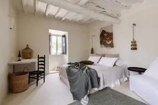 Те же партнеры проекта Can Tres Formentera Пабло Касадо Бернардо Годино и Альваро Сасиамбарренанбсхан решили… Те же партнеры проекта Can Tres Formentera Пабло Касадо Бернардо Годино и Альваро Сасиамбарренанбсхан решили…