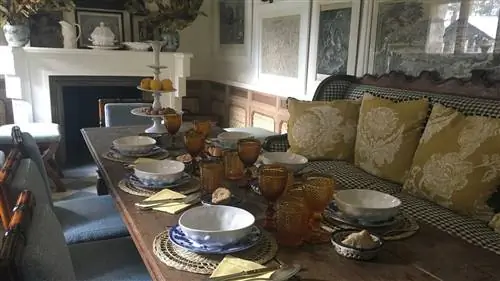 ВОСКРЕСНЫЙ СТОЛ: Поле внутри дома, с картины Лоренцо Кастильо