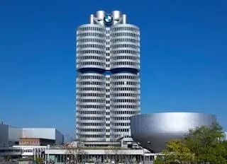 Построенная в 2006 году штаб-квартира BMW в Мюнхене была спроектирована так, чтобы напоминать четырехмоторный автомобиль…