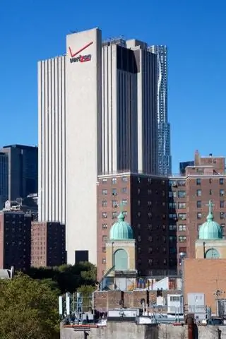 Здание Verizon Building в Нью-Йорке, спроектированное Роуз Битон Роуз и завершенное в 1975 году, не только…