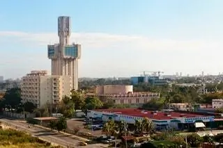 Посольство России в Гаване по проекту советского архитектора Александра Рочегова было завершено в 1985 году